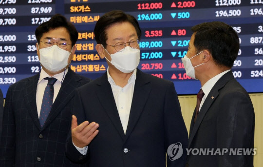 더불어민주당 차기 당 대표 선거에 출마한 이재명 의원이 25일 서울 여의도 한국거래소를 방문, 거래소 관계자와 이야기를 나누고 있다.<연합뉴스>